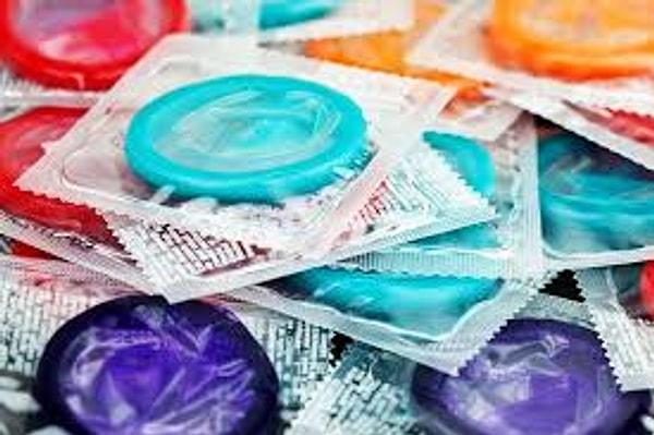 Durgapur'daki bir tıp mağazasının esnafı şöyle diyor: “Daha önce dükkan başına günde 3 ila 4 paket prezervatif satılıyordu. Şimdi de bir mağazadan bir paket prezervatif kayboluyor.”