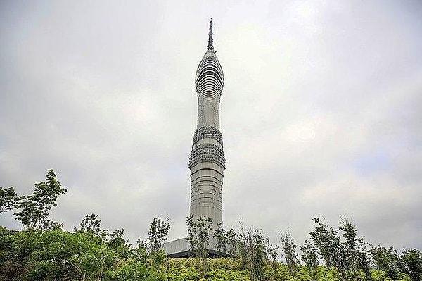 369 metre yükseklikte olan kulenin mimarisi birçok kişi tarafından estetik bulunmamıştı.