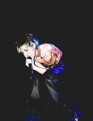 Rapçi Mavi'nin Pantolonunu Çıkartıp İç Çamaşırı ile Devam Ettiği Bi ...