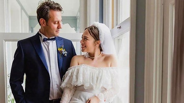 Ünlü oyuncu, geçtiğimiz Mart ayında yaklaşık 6 yıldır aşk yaşadığı Levent Babataş ile nikah masasına oturmuştu hatırlarsanız.