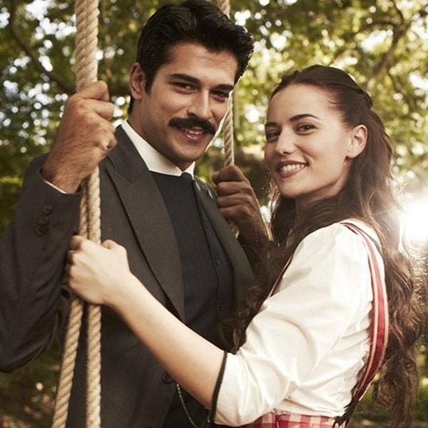 Güzel oyuncu 2013 yılında yayınlanmaya başlayan 'Çalıkuşu' dizi setinde partneri Burak Özçivit ile aşk yaşamaya başlamıştı.