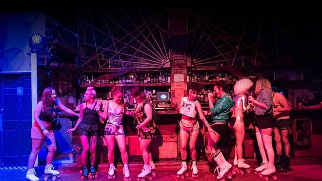 Sizi 80'lerde Bir Roller Disco'ya Götürüyoruz: Etrafınızda Kayan Dansçılar Varmış Gibi Hissettirecek 16 Şarkı