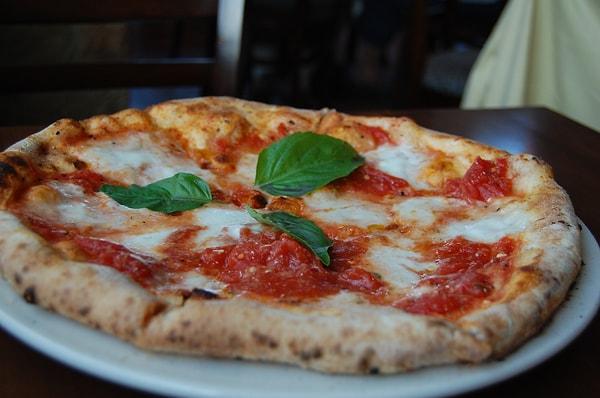 11. Margherita pizza İtalyan bayrağını temsil eder: Fesleğen yeşil, domates kırmızı ve mozzarella beyaz!