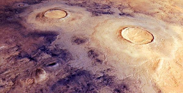 Mars Express, iki gezegenin birbirine en yakın olduğu Haziran 2003'te altı aylık bir yolculukla Mars'a gitmek için Dünya'dan fırlatıldı.