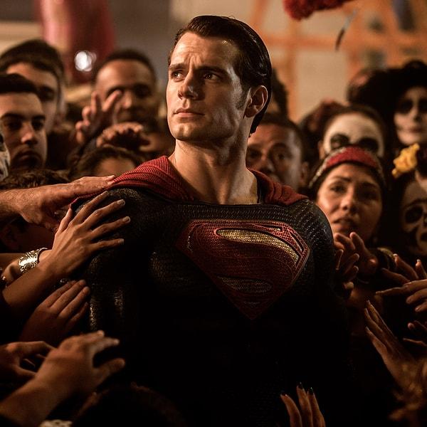 7. Deadline'ın haberine göre Henry Cavill'in Superman'in geleceği hakkında konuşmak üzere DC'nin SDCC panelinde olacağına dair söylentiler var.