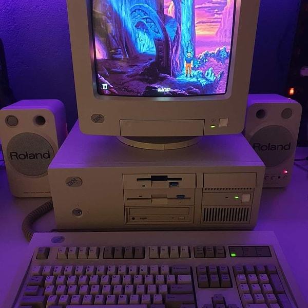 3. LucasArts'ın 1995 yılında oyuncularla buluşturduğu The Dig ve retro bir IBM bilgisayar. Cihazın çift disket girişi ise göze çarpıyor.