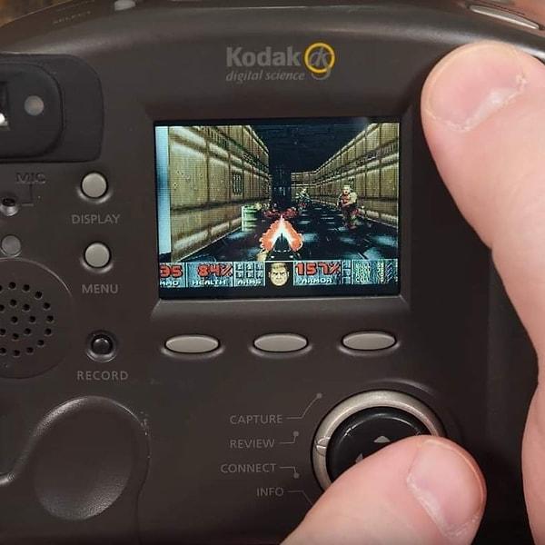 5. Kodak kamerasının ufacık ekranında Doom oynayan bir oyuncu. Sahiden Doom oynanmamış bir elektronik cihaz kaldı mı?