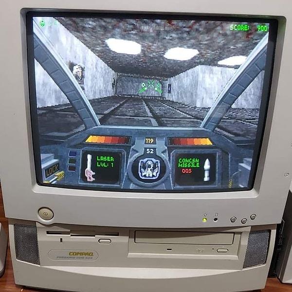 6. Efsaneler efsanesi Compaq marka bilgisayarında Descent oynayan bir oyuncu.