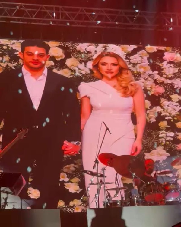 Aradığı aşkı ünlü iş insanı Dinçerler'de bulan Hadise, nişan fotoğraflarını ilk kez konserinde hayranlarıyla paylaşmıştı.