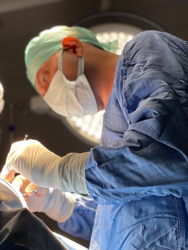 Rinoplasti ameliyatında kullanılan cerrahi teknikler nelerdir?