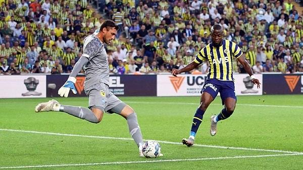 İlk yarıda gol sesi çıkmazken, İrfan Can Kahveci'nin 20. dakikada çektiği frikik direğe takıldı. Joshua King'in golü öncesinde faul olduğu için iptal edildi.