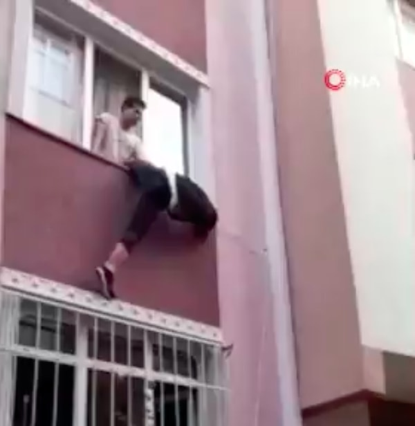 İstanbul Beyoğlu'nda bir kişi, evine hırsız girdiğini fark etti. Korkan hırsız, pencereden kaçmaya çalışırken ev sahibine tekrar yakalandı. Çevredekilerden polisi aramasını isteyen ev sahibi, 15 dakika boyunca pencereden sarkıttığı hırsızı deyim yerindeyse dinlene dinlene dövdü...