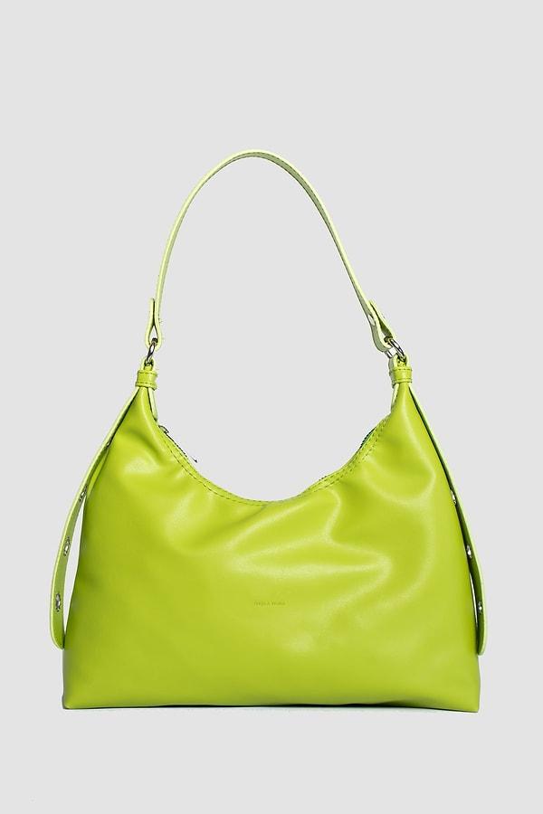 8. Renkli baget çanta modellerini kullanmayı deneyebilirsiniz.