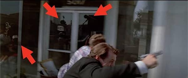 2. Her güzelin bir kusuru vardır demişler! 'Reservoir Dogs' filminde arka tarafta ekibin cama yansıdığını görebilirsiniz.