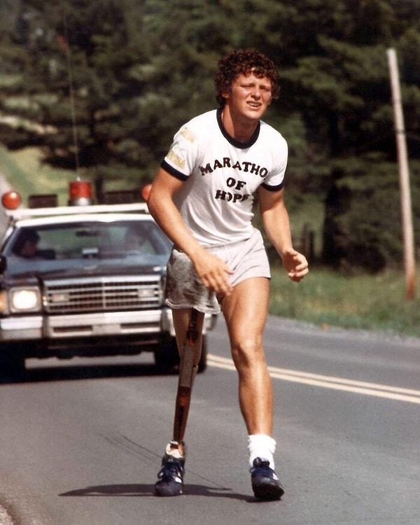 1. Bacağını kanser yüzünden kaybeden Terry Fox, kanser araştırmalarına para toplamak için düzenlenen maratona katılmıştı.