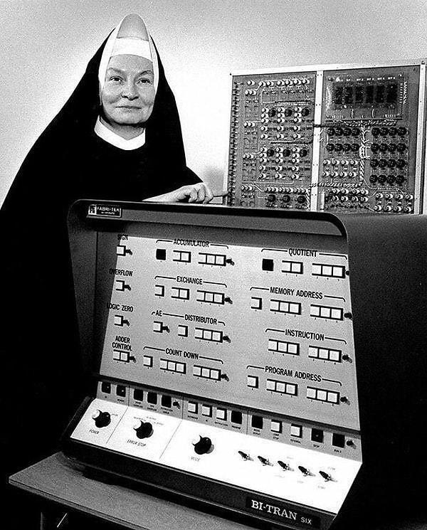 6. 1965 yılında bilgisayar bilimlerinde doktora yapan ilk kadın Rahibe Mary Kenneth Keller 👇