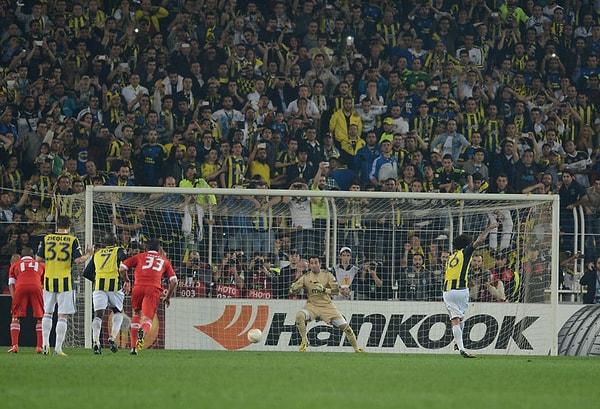 4. Sene 2013. Cristian Baroni, Benfica karşısında penaltıyı direğe vuruyor. UEFA Avrupa Ligi yarı final mücadelesi. Evinde 1-0 kazanan Fenerbahçe, deplasmanda 3-1 yeniliyor. O penaltı gol olsaydı sarı lacivertliler finaldeydi.