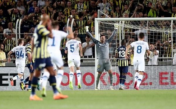 10. Son olarak Enner Valencia. Fenerbahçe 10 kişiyken kazanılan penaltıyı gole çeviremiyor. Maçın son dakikalarında Fenerbahçe beraberliği yakalamış olsa bile 120 dakikanın sonunda eleniyor.