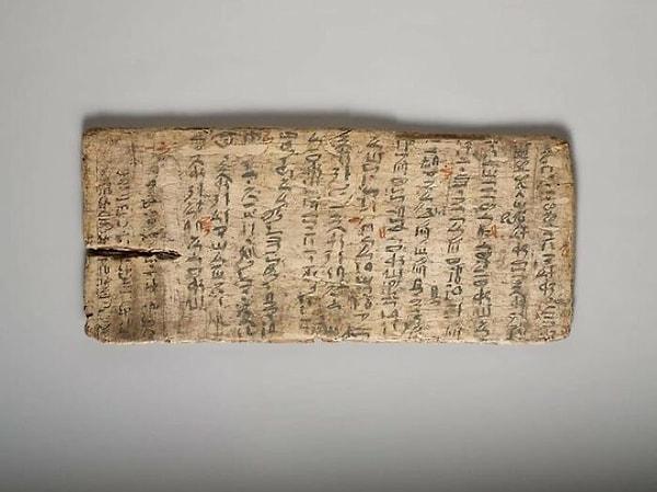 10. Mısırlı bir öğrencinin 4000 yıllık yazı tahtası.