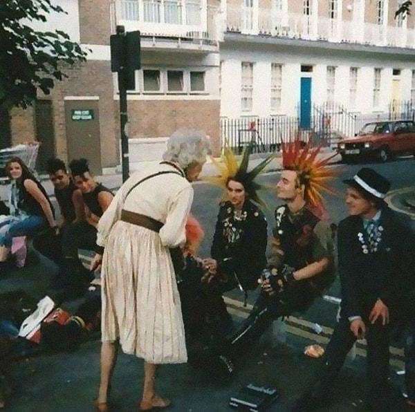 11. 1982 Londra'sında punklarla karşılaşan yaşlı bir kadın.
