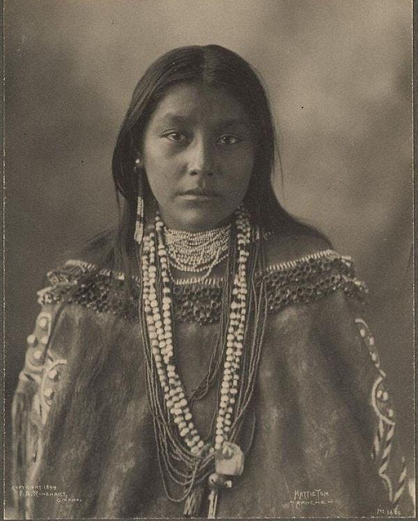 13. 1899 yılından genç bir Chiricahua Apaçisi.