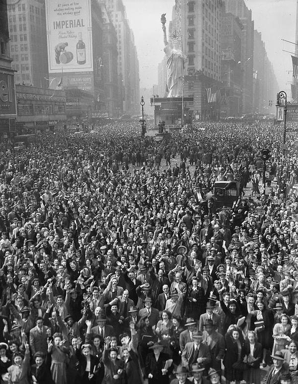 14. 7 Mayıs 1945, Times Meydanı'ndaki insanlar Almanya'nın teslimiyetini kutluyorlar.