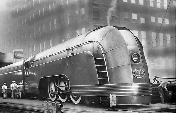 15. New York Merkez Demiryolu için Henry Dreyfuss tarafından art deco tarzında tasarlanan "Mercury Streamliner".