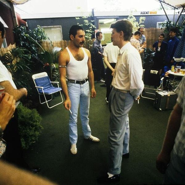 19. Live Aid konserinin sahne arkasından Freddie Mercury ve David Bowie.