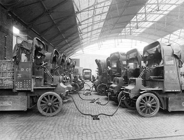 20. 1917 yılında çekilmiş bu fotoğrafta elektrikli arabalar şarj oluyor.