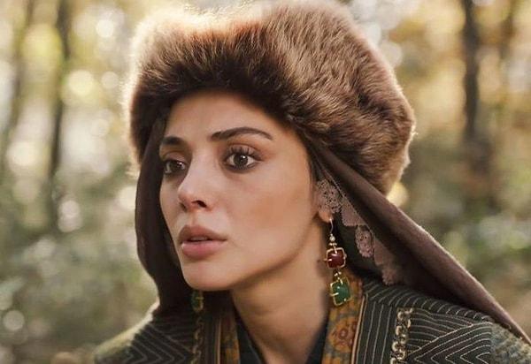 Sonrasında Alparslan Büyük Selçuklu dizisinde 'Karaca Hatun' olarak gördüğümüz Rabia Soytürk, güzelliğiyle bizi kendine hayran bırakmış, sosyal medyada kullanıcıların en çok konuştuğu, merak ettiği isim haline gelmişti.