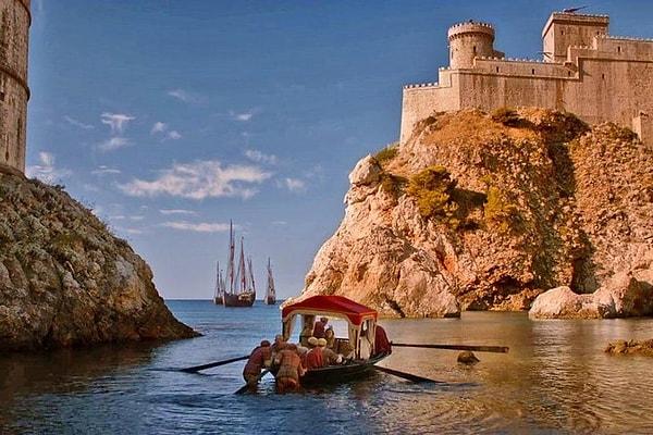 Çekimlerin bir kısmı Hırvatistan'ın turistik Dubrovnik kentinde gerçekleşmişti. Yerel halk şimdilerde turistlerin gelip gitmesinden son derece şikayetçi.