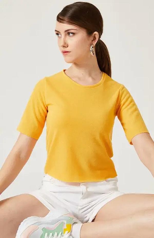 13. Sarı renk bu tişörtü beğeneceğinize eminiz. 🥰