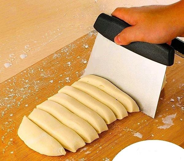 5. Pasta yaparken en büyük yardımcılarınızdan hamur kesme aparatı...