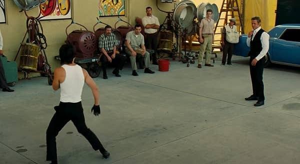 24. Brad Pitt, 'Once Upon a Time in Hollywood'daki Bruce Lee dövüş sahnesinin sonunu Tarantino'ya değiştirtti.