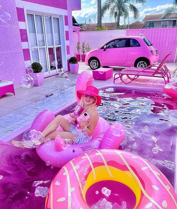 "Я наконец-то осуществила свою заветную мечту. Да, у меня есть розовый кукольный домик."