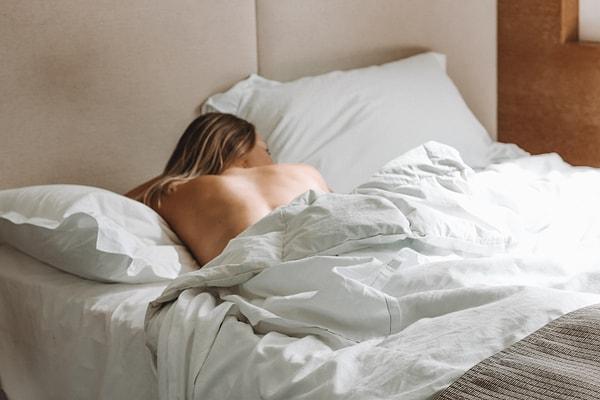1. Konforlu bir yatak, ışık seviyesi ve sıcaklık uyku kalitesini etkileyen en önemli faktörler.