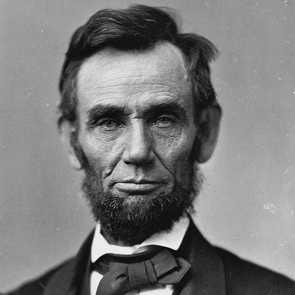8. Başkan olmadan önce Abraham Lincoln güreş şampiyonuydu. 300 maçtan sadece birini kaybetti.