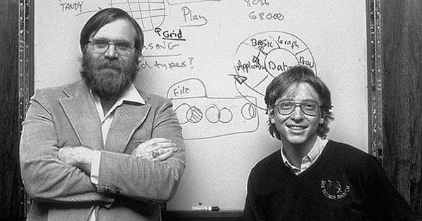 Bill Gates, okul arkadaşı Paul Allen ile birlikte 'Traf-O-Data' adında bir şirket kurdular.