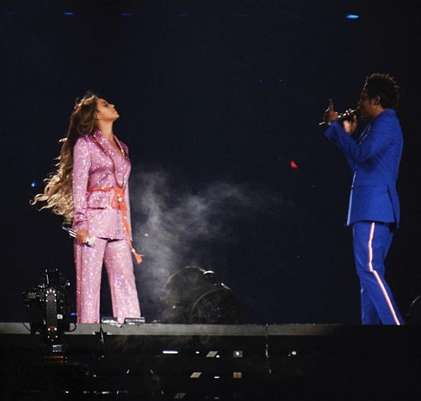 Ee kraliçeler gibi çalışıp adından söz ettiren Queen B yerinde durmadı tabii ki ve eşi Jay Z ile 'On the Run II' turnesini gerçekleştirdi.