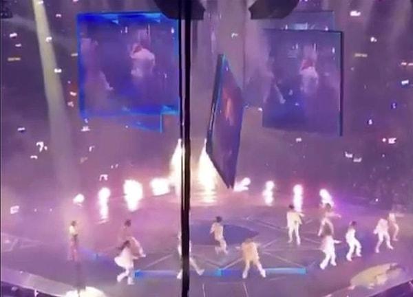 Hong Kong'da konser veren Mirror grubu, dansçıları ve dinleyicileri hayatları boyunca unutamayacakları bir olay yaşadı. Konserin daha rahat izlenmesi amacıyla sahnenin üstüne yerleştirilen dev ekran dansçıların üstüne düştü!