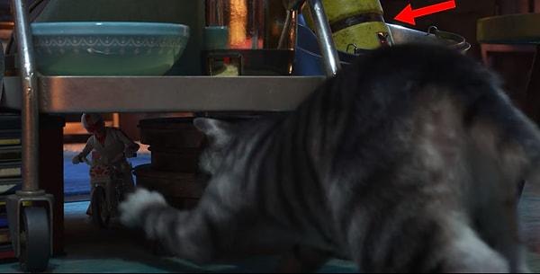 6. 'Oyuncak Hikayesi 4'te, kedi Duke Caboom'u kovalarken Monsters Inc kutusu görüyoruz!