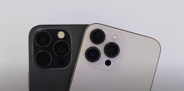 iPhone 14 Pro Max (soldaki) kamera modülünün iPhone 13 Pro Max'ten biraz daha büyük olması dikkatleri çekiyor.