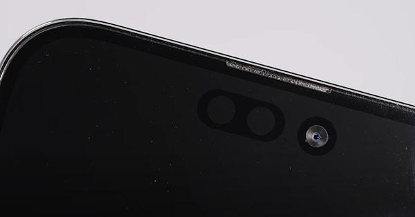 iPhone 14 Pro Max'in tasarım anlamında ki en büyük farkı yıllardır eleştirilen çentiğin yerini delikli kamera tasarımının alması olacak.