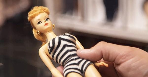 1959 yılında ilk kez satışa çıkarılan Barbie, yıllar içerisinde dünyanın dört bir yanındaki çocuklara ulaşarak oyuncak dünyasının hiç tartışmasız en efsane bebeği olmayı başardı bildiğiniz üzere.