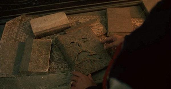 15. 'Jason Goes to Hell'de (1993) bir karakter 'The Evil Dead'deki (1981) Necronomicon'u keşfediyor.