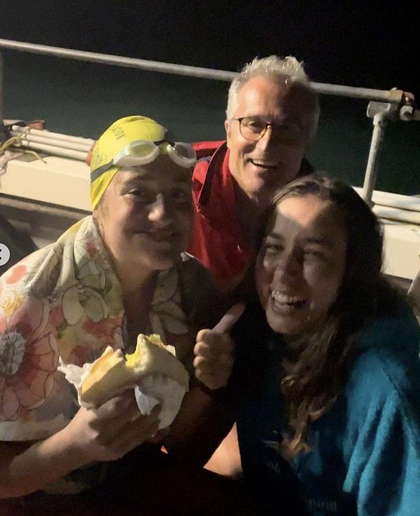 Tekneye çıktıktan sonra gözyaşlarını tutamayan Aysu çok acıktığını söyleyerek ekipten bir sandviç istedi.