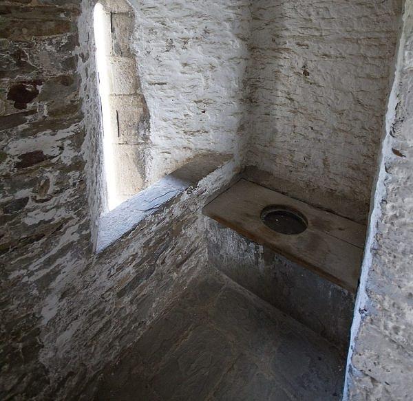 Kaleye bir keşiş emriyle hizmet edildiğinden, kanalizasyonun sık sık boşaltılmasını önlemek için tuvalet özellikle büyükmüş.