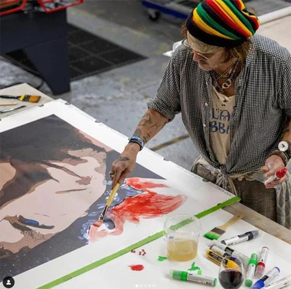 Oyunluk dışında birçok farklı yeteneğe de sahip olan Johnny Depp bu sefer de ressamlık yeteneğini konuşturdu.