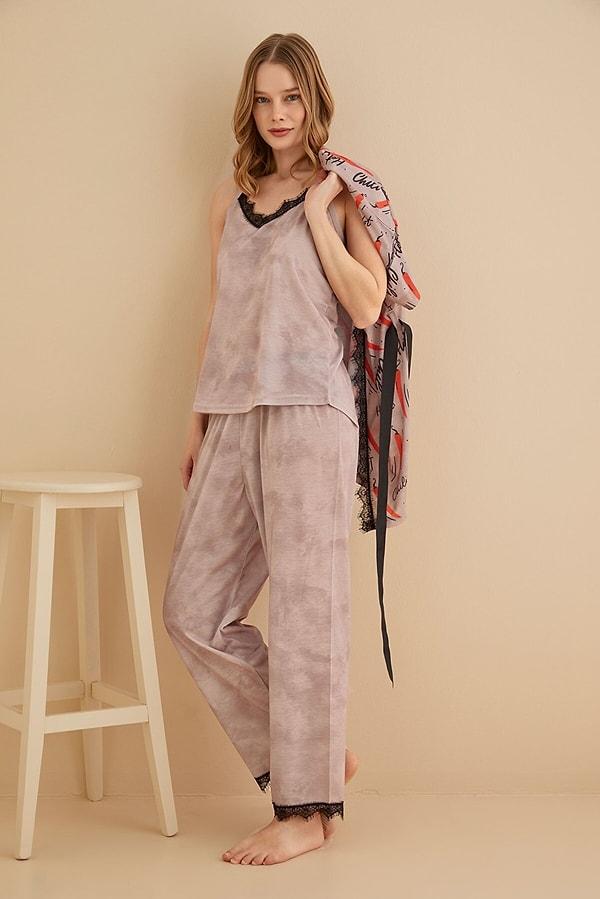 4. Yazı detaylı bej sabahlıklı pijama seti.