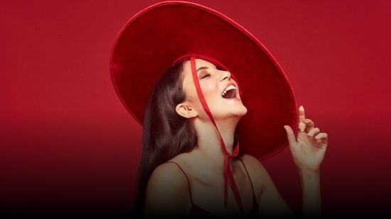 Türkçe, Fransızca, İngilizce: Hem Sözleri Hem Sesi İle Gururumuz Karsu'nun En İyi 13 Şarkısı